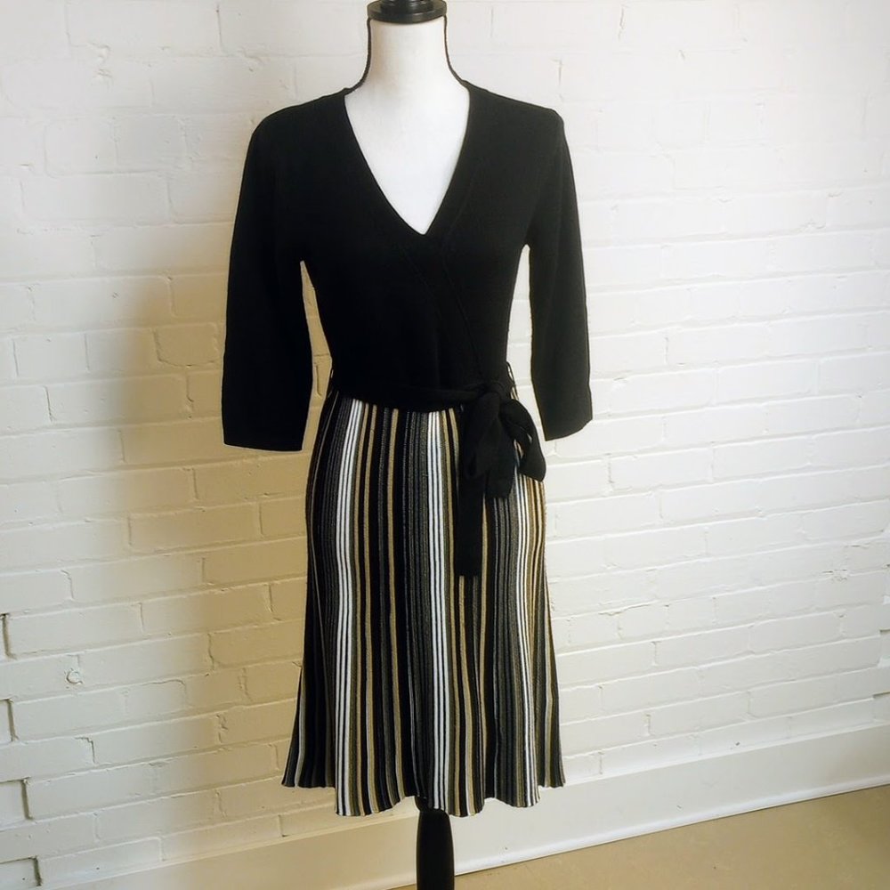 Sandra Darren Knit Seater Dress Size Medium, 3/4 sleeve and V-neck,